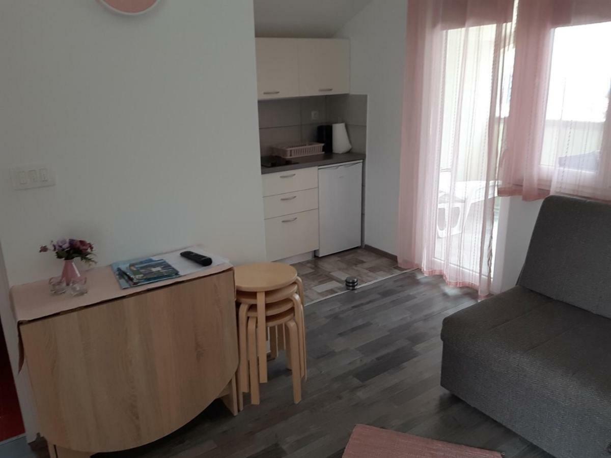 Apartmani Verica Karlobag Exterior photo