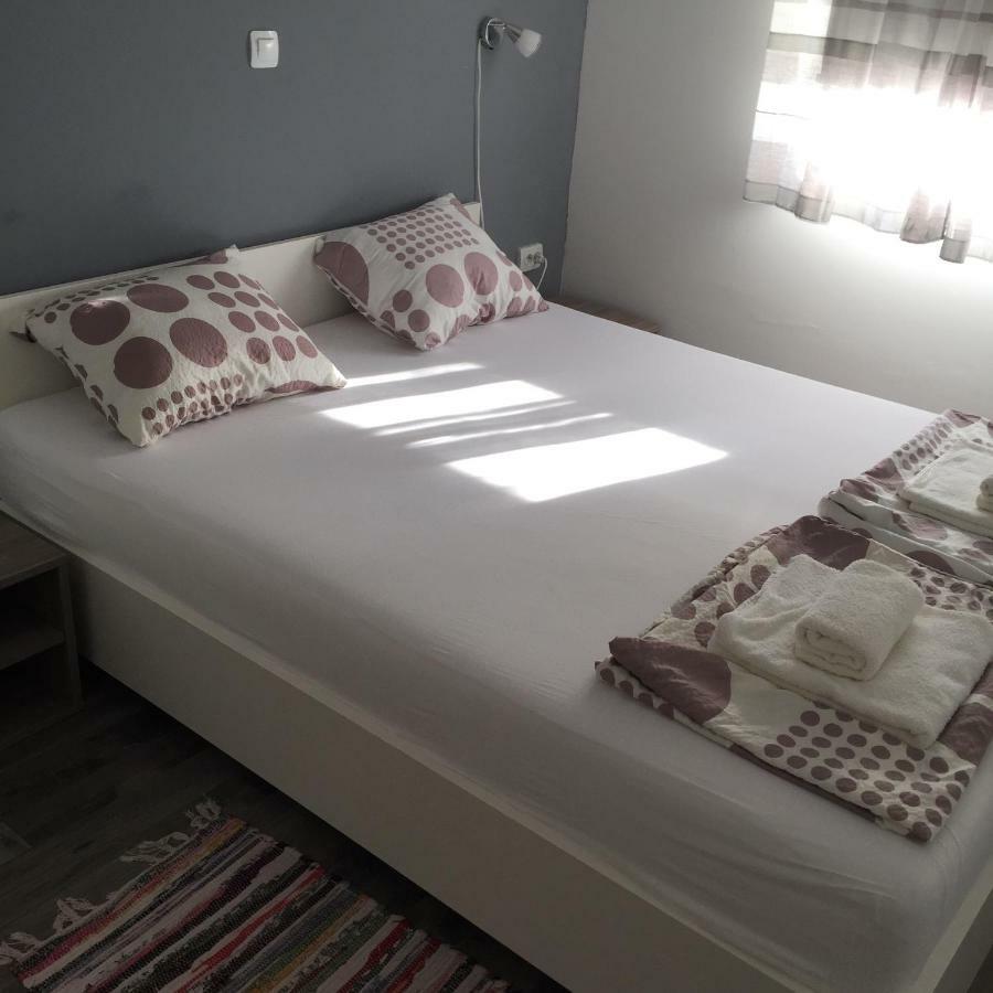Apartmani Verica Karlobag Exterior photo